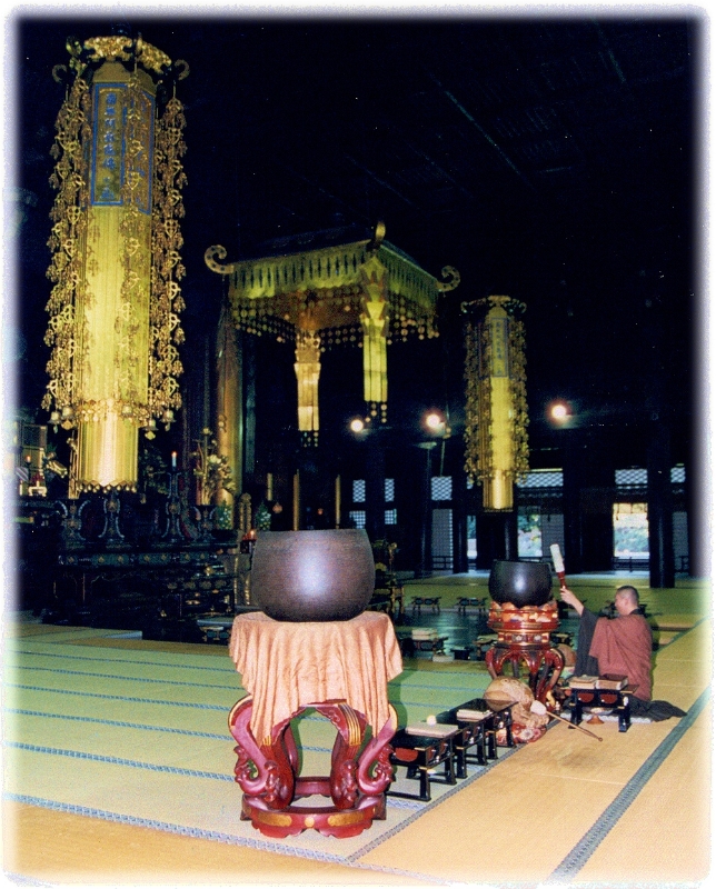 Gong, Kyoto Japan.jpg
